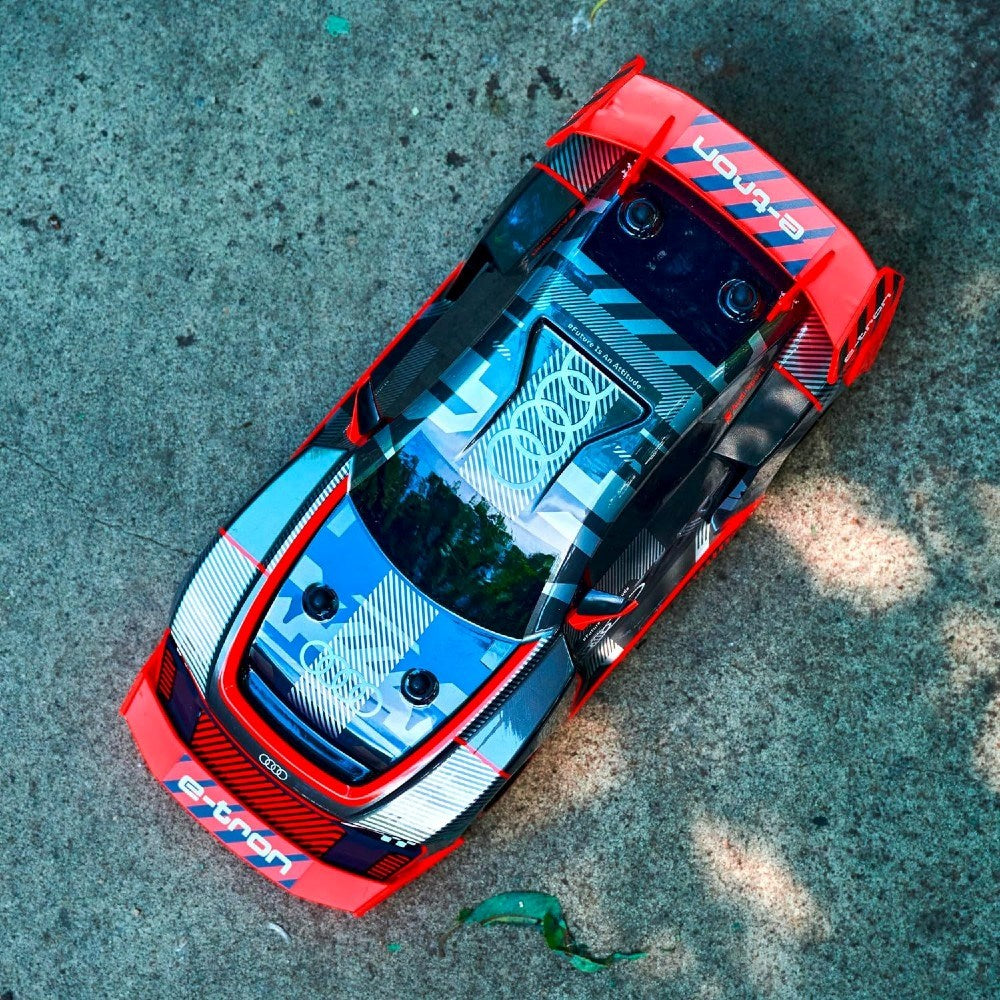 Dickie 1:16 Audi S1 E-Tron Quattro Drift Car Uzaktan Kumandalı Araba | 2.4 Ghz USB Şarj 30 Cm  12 Km/s 4WD Çekiş Sistemi 6+ Yaş ve Üzeri Çocuklar İçin