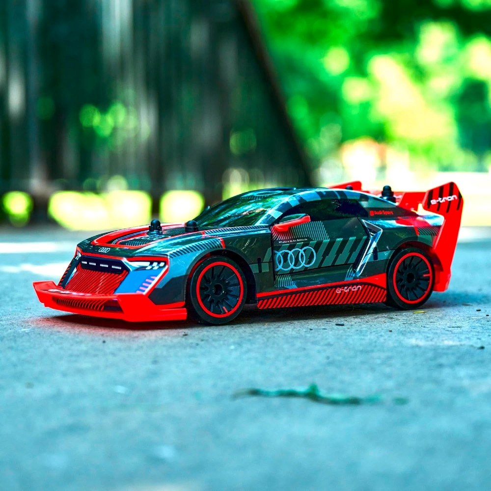 Dickie 1:16 Audi S1 E-Tron Quattro Drift Car Uzaktan Kumandalı Araba | 2.4 Ghz USB Şarj 30 Cm  12 Km/s 4WD Çekiş Sistemi 6+ Yaş ve Üzeri Çocuklar İçin